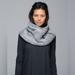 Lululemon Totally Toasty Neck Warmer Black / Heathered Nimbus